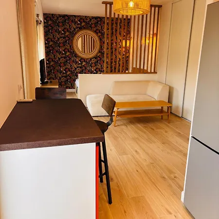 New - Golden Square - Large One-bedroom - Air-conditioning - Parking Apartman *