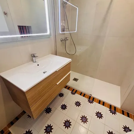 New - Golden Square - Large One-bedroom - Air-conditioning - Parking Apartamento Niza
