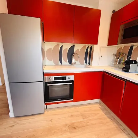 New - Golden Square - Large One-bedroom - Air-conditioning - Parking *