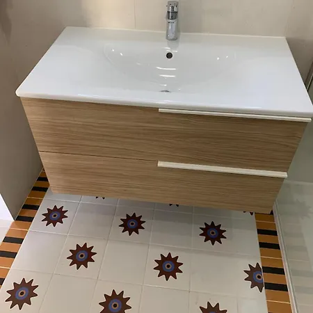 New - Golden Square - Large One-bedroom - Air-conditioning - Parking * Niza